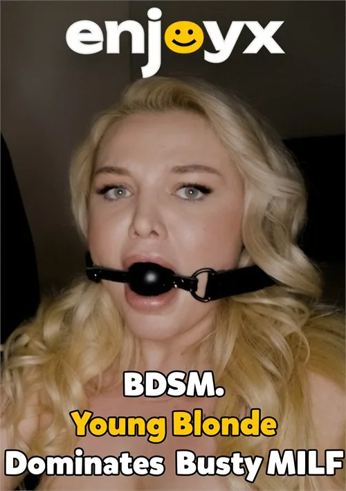 Una joven rubia domina a una MILF tetona con juguetes BDSM